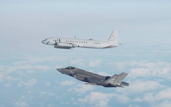 Norské stíhačky F-35 ve vzduchu: ruský průzkumný letoun Il-20M se přiblížil k norskému pobřeží
