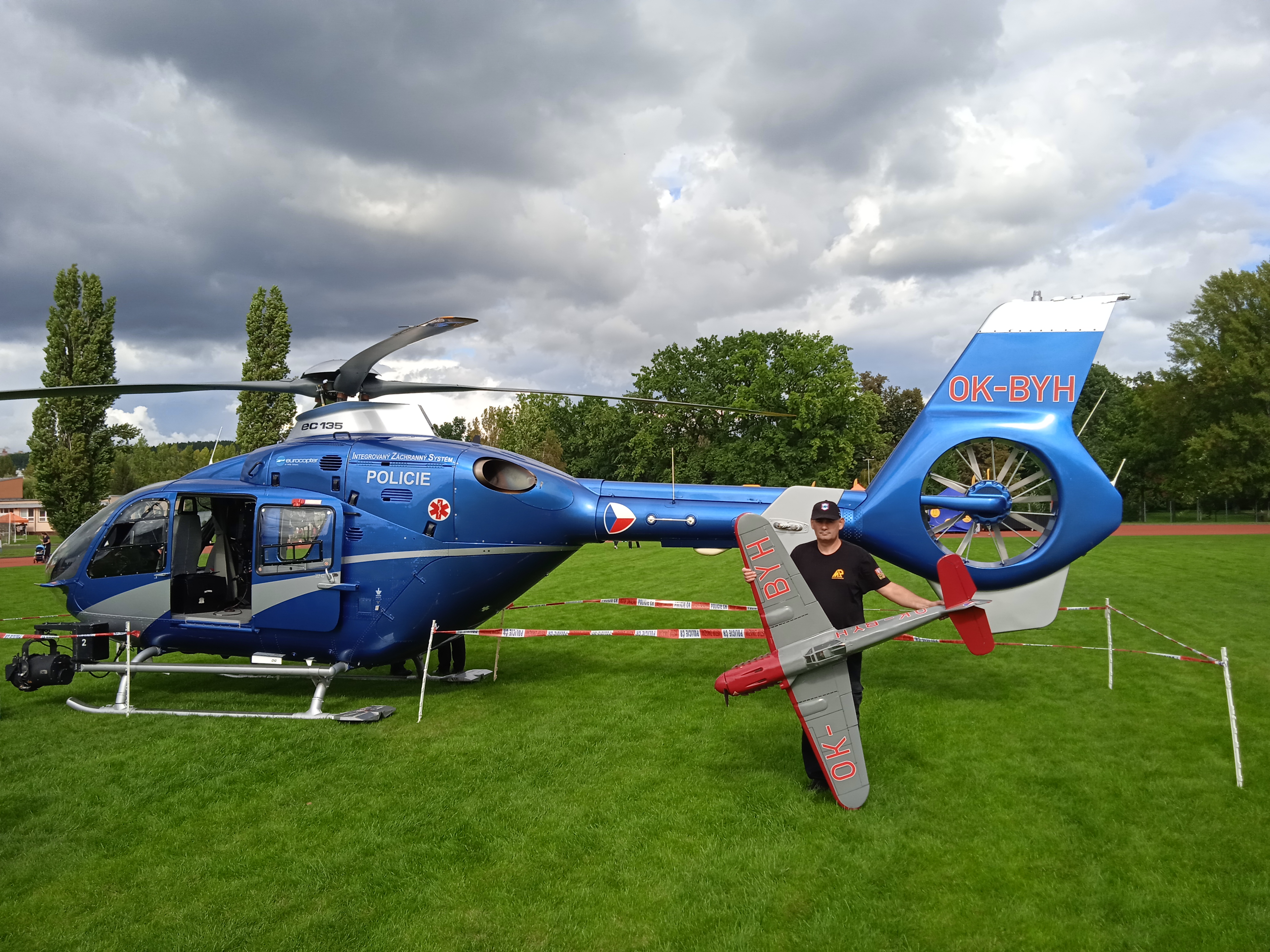 René Černý s Avií S-99 u policejního vrtulníku EC-135