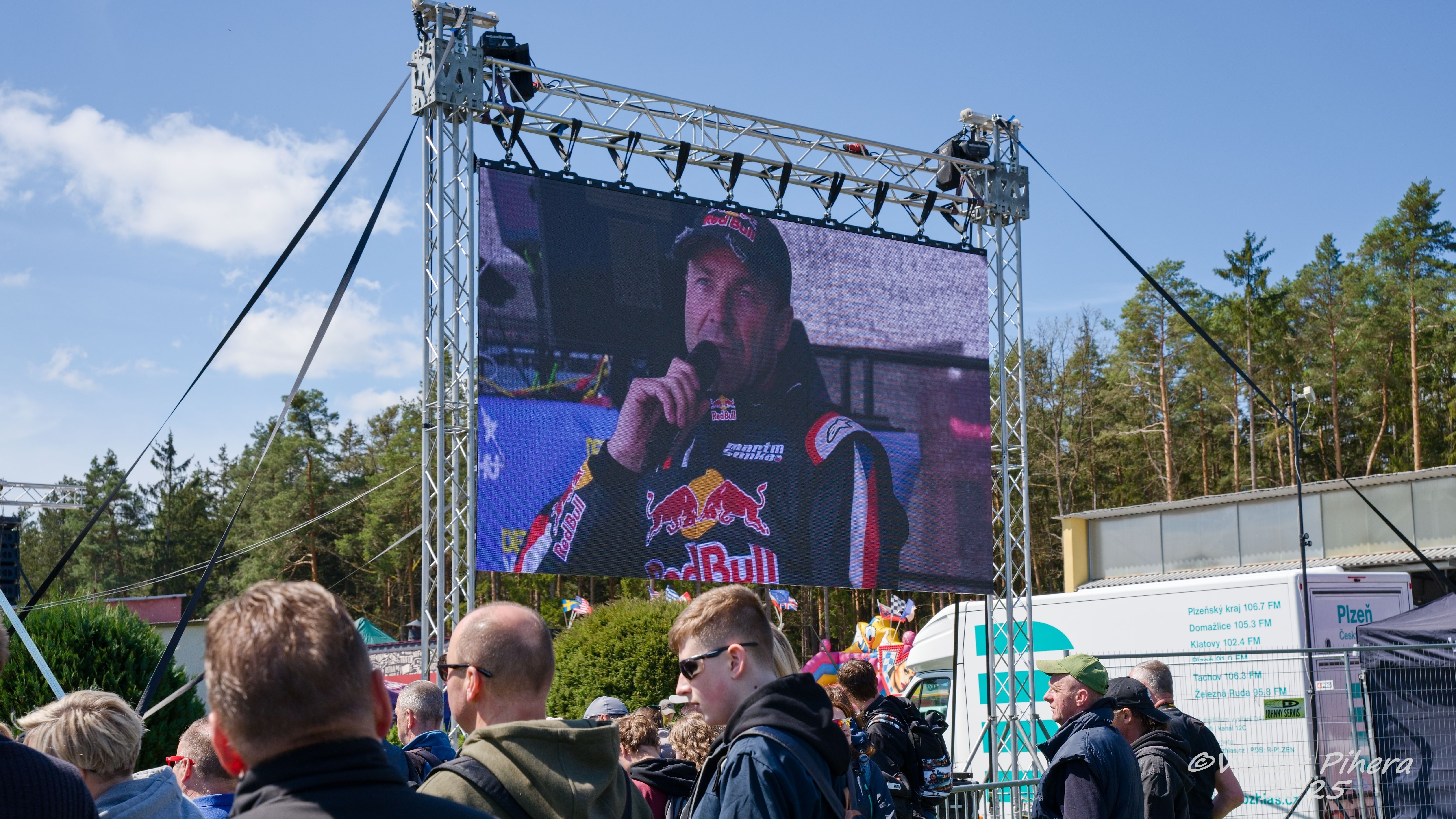 Také letos budou připraveny rozhovory s piloty včetně Martina Šonky a velkoplošné obrazovky