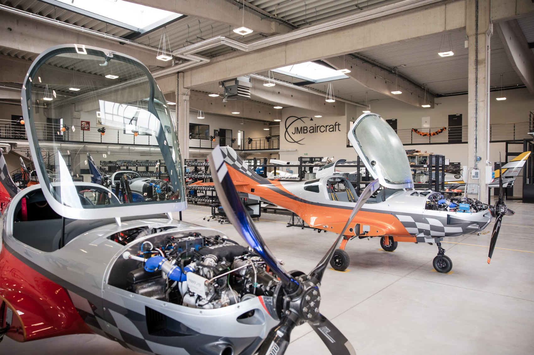 Společnost JMB Aircraft otevřela halu v roce 2023 na letišti ve Vysokém Mýtě (LKVM)