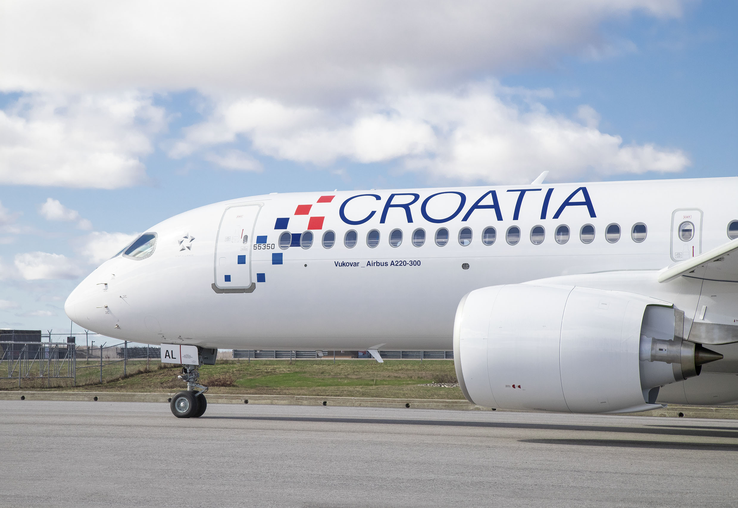 Croatia Airlines řeší vážný incident ve Splitu: Airbus A220 při přerušeném vzletu vyjel z dráhy