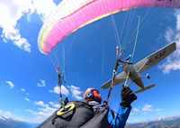 Cessna se ve vzduchu srazila s paraglidistkou. Dramatické video zachytilo boj o přežití