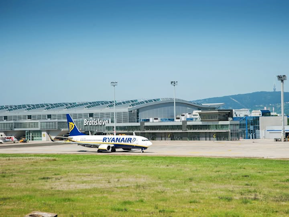 Ryanair dál posiluje v Bratislavě. Přidá čtvrté letadlo a zvažuje i linku do Prahy