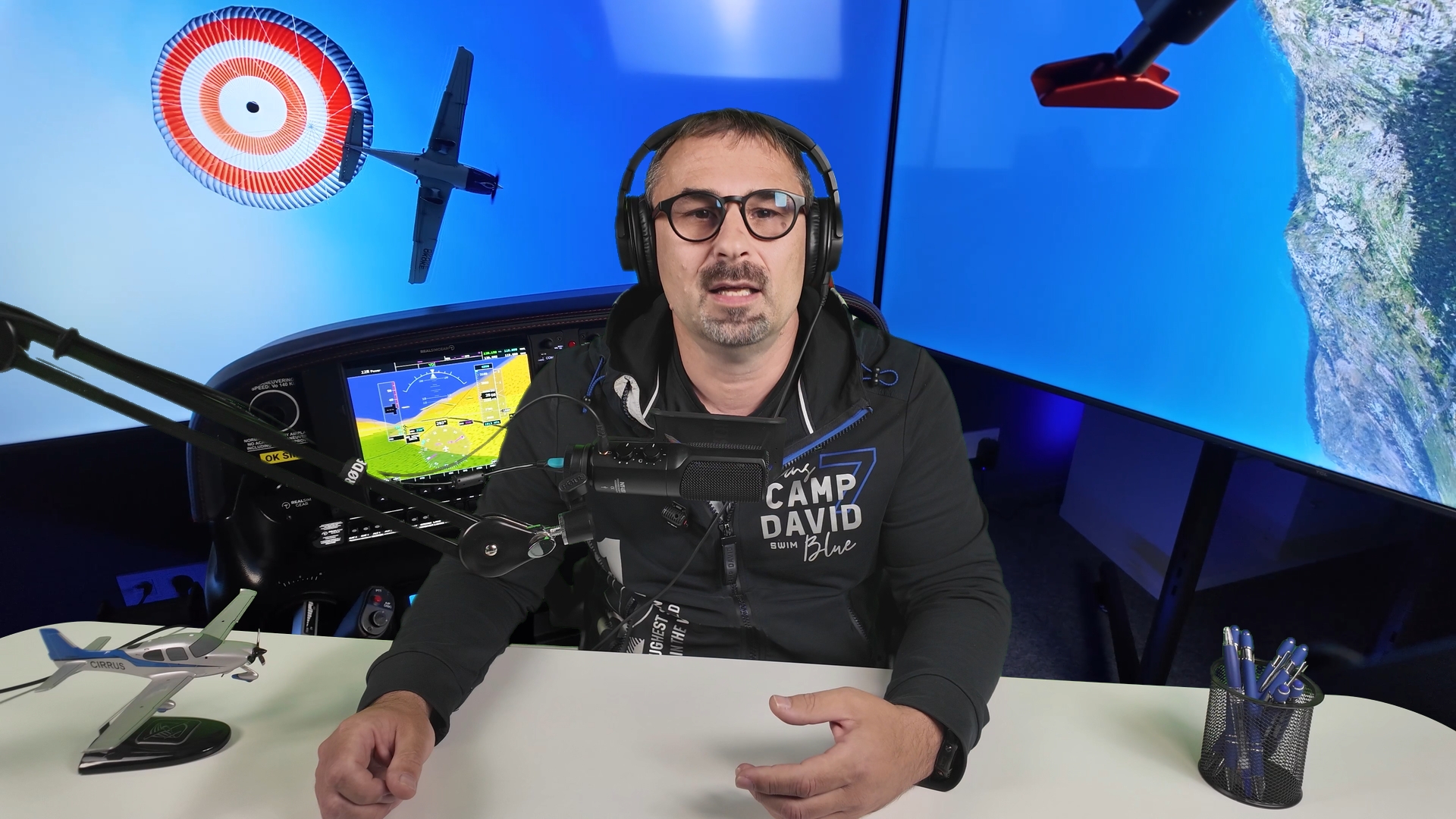 Nácvik použití záchranného padáku na moderním realistickém simulátoru může zachránit život