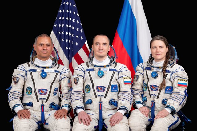 Oficiální foto posádky Sojuzu MS-29: zleva Anil Menon, velitel Pjotr Dubrov a Anna Kikinová 