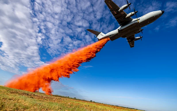 Francie poprvé nasadila Airbus A400M k hašení požárů. V Gironde shodil 20 tun retardantu