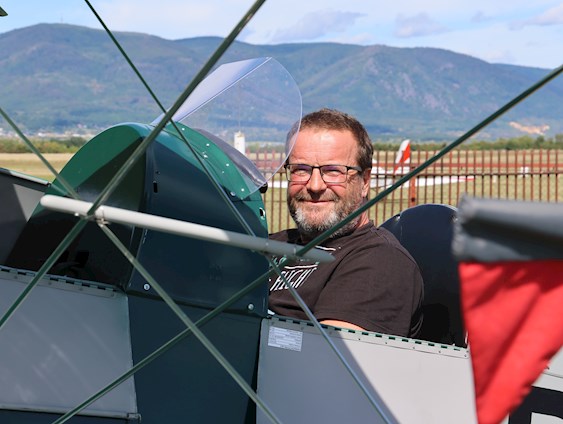 Jednou chci s dvouplošníkem přistát na Ruzyni, říká Petr Lešner 