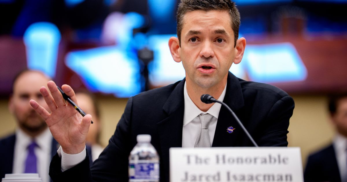 Administrátor NASA Jared Isaacman na tiskové konferenci 23. října