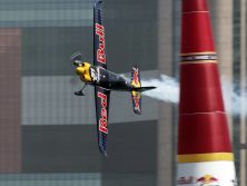 V Abú Dhabí startuje Red Bull Air Race 2015