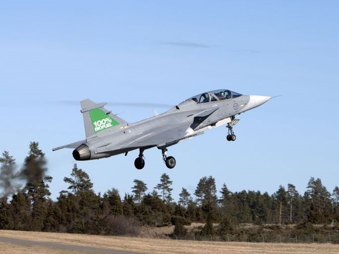 Gripen létá jako první jednomotorový bojový letoun na 100% biopalivo