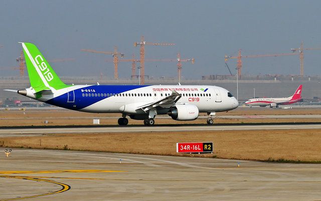 Čínský konkurent Airbusu a Boeingu dnes poprvé vzlétnul