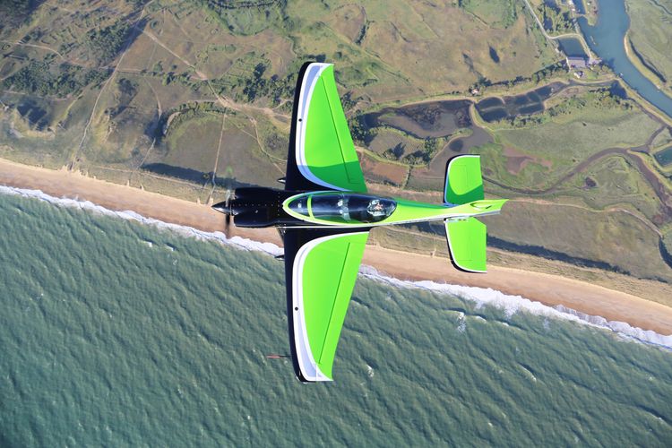 Nový ambiciózní kompozitový akrobatický letoun GameBird má typový certifikát
