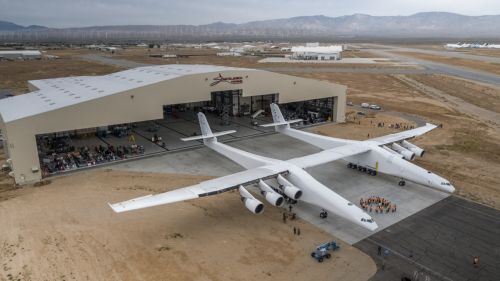 Stratolaunch, letoun s největším rozpětím na světě, poprvé vyroloval