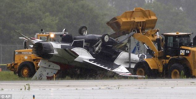 F-16 Thunderbird se převrátila při přistání, na vině zřejmě špatné počasí