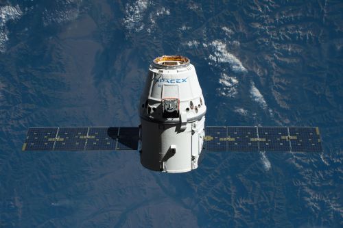 Po měsíci u ISS přistála loď Dragon SpaceX, jako první už napodruhé