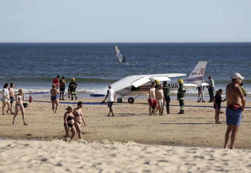 Na pláž poblíž Lisabonu nouzově přistála Cessna, usmrtila dva turisty