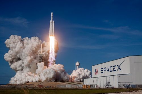 „Starman“ je na cestě ke Slunci, SpaceX úspěšně otestovala mohutný Falcon Heavy