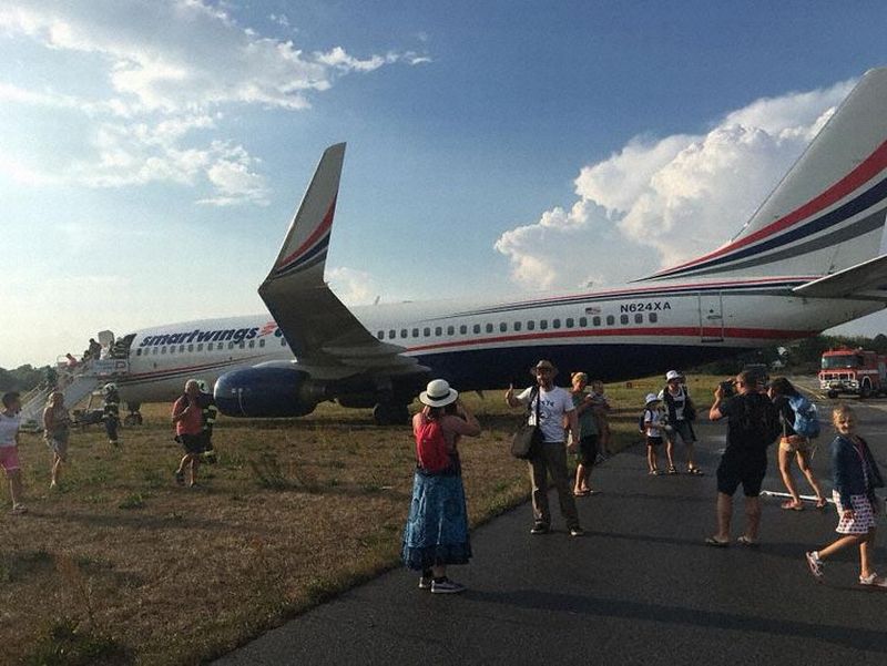 Boeing 737 přejel dráhu v Pardubicích, letiště je znovu otevřeno
