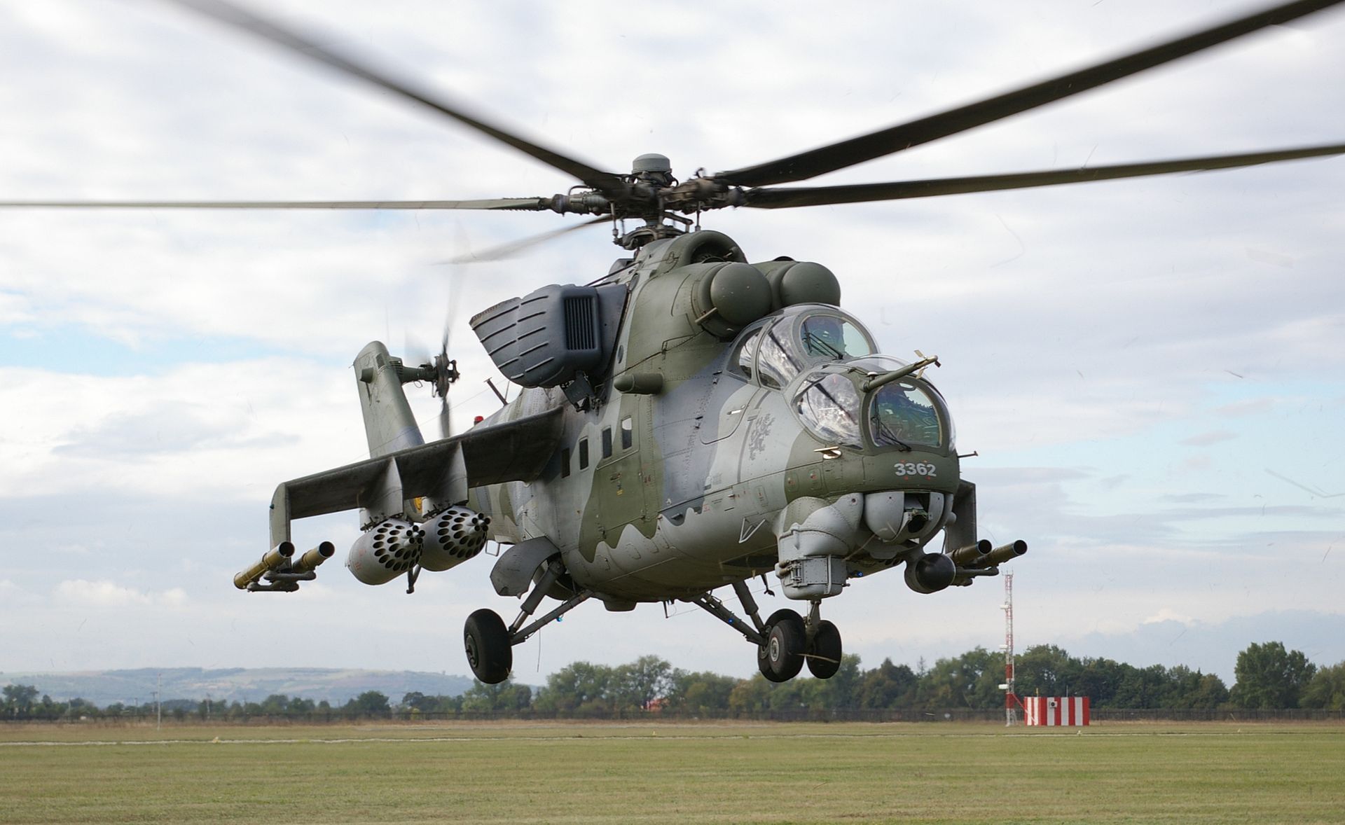 V Náměšti havaroval po problému s pohonnou soustavou armádní Mi-35