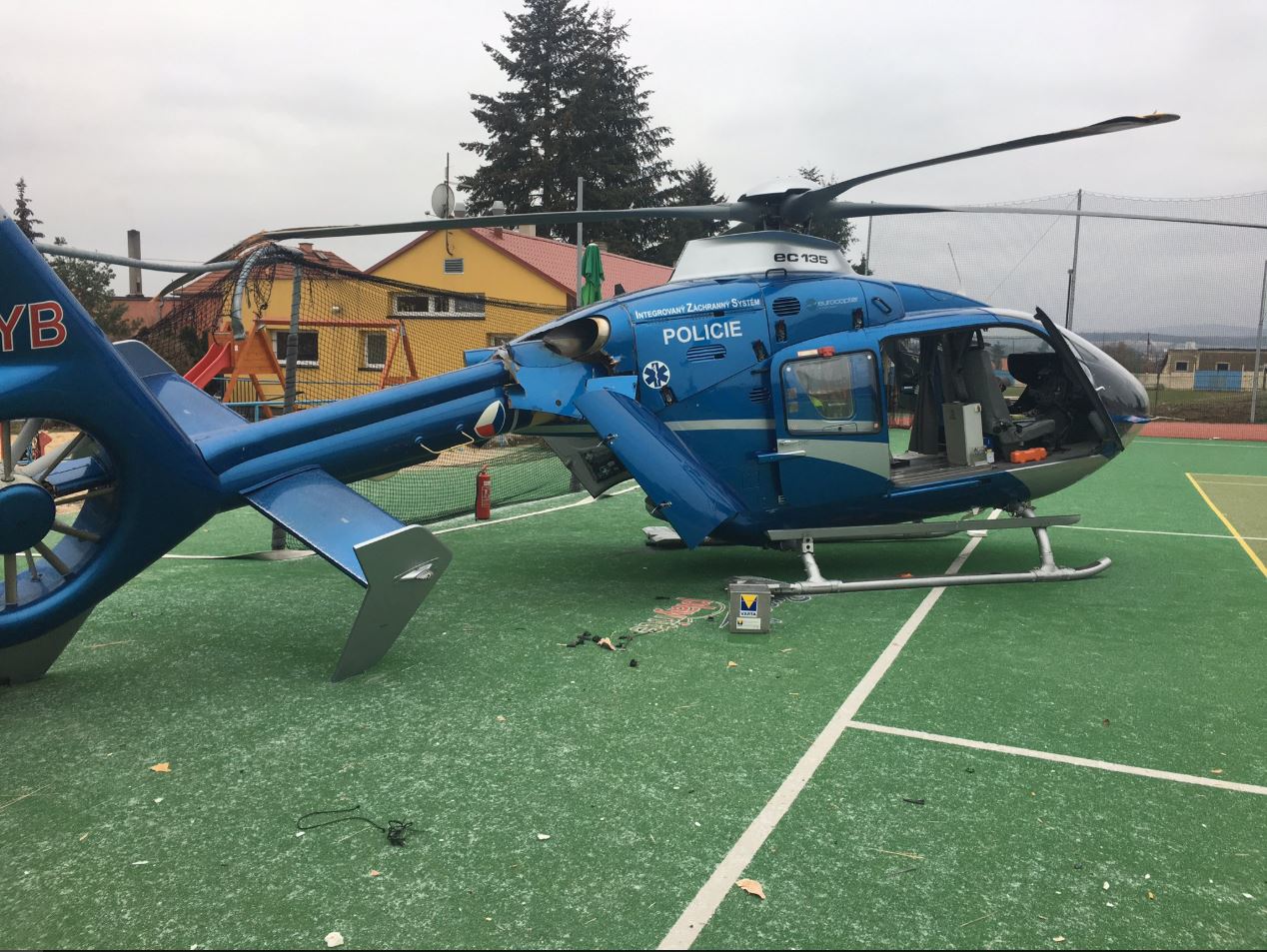Nehoda policejního vrtulníku u Dobříše se obešla bez zranění