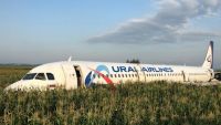 Airbus A321 Ural Airlines po střetu s ptáky přistál do pole u Moskvy