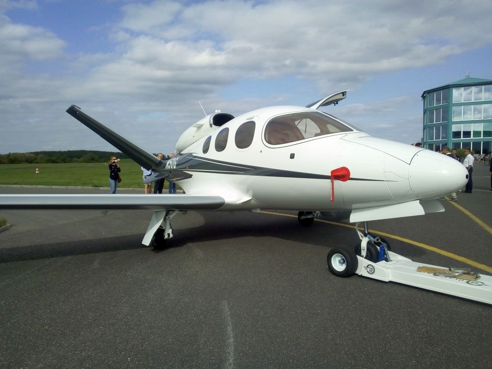 V Příbrami se letovou ukázkou představil letoun Cirrus Vision Jet G2