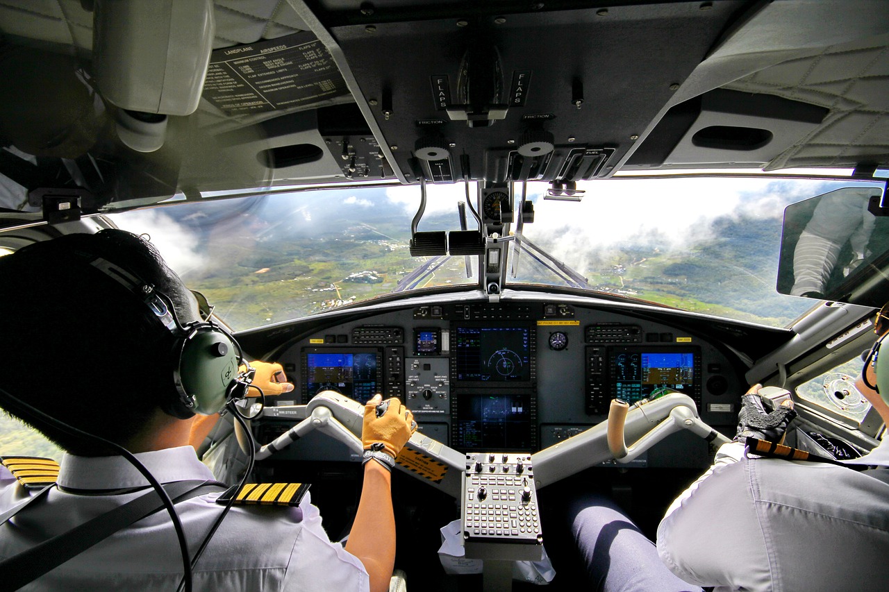 Schopnost dopravních pilotů manuálně řídit letadlo klesá, varuje FAA