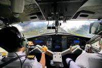Schopnost dopravních pilotů manuálně řídit letadlo klesá, varuje FAA
