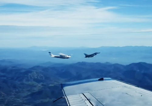 Falcon na křídle aneb když F-16 zakročuje proti Cessně