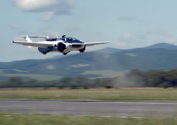 Slovenský létající automobil AirCar absolvoval úspěšný testovací let