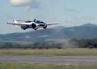 Slovenský létající automobil AirCar absolvoval úspěšný testovací let