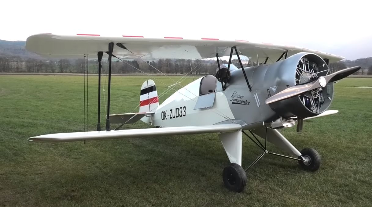 VIDEO: Jan Rudzinskyj ve slavném Bückeru Bü 133 Jungmeister