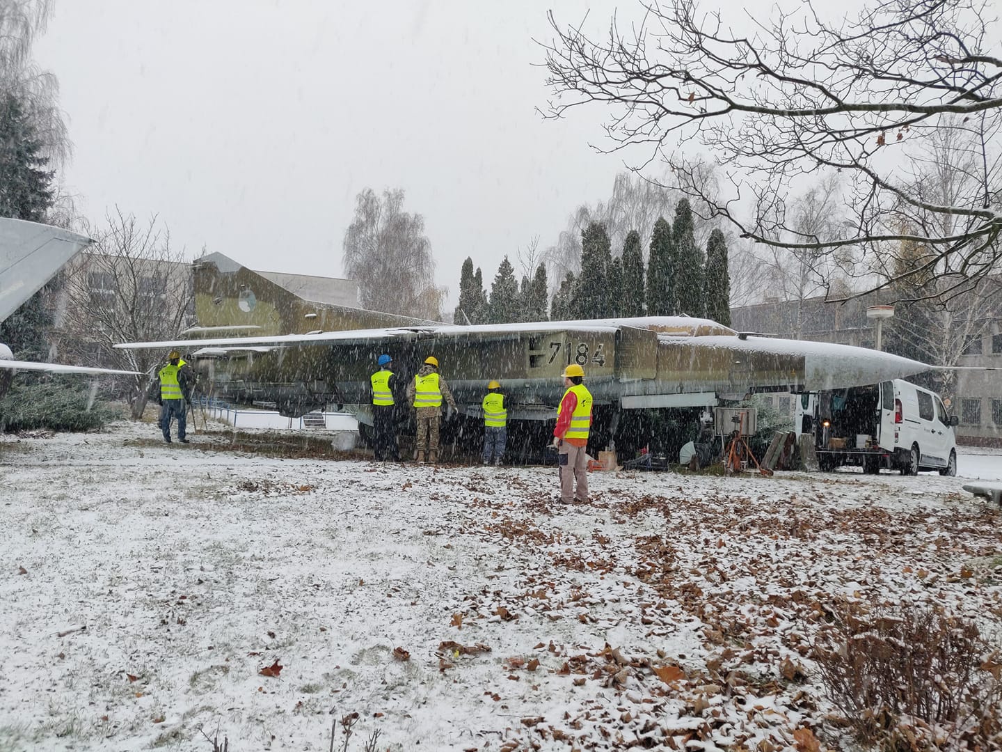 MiG-23MF převezli z Prahy do muzea v Kunovicích