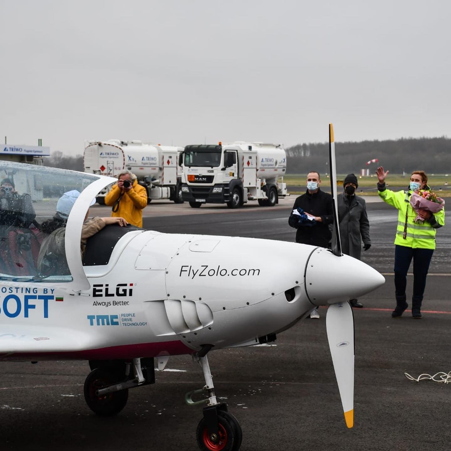 FlyZolo: Povedlo se! Teenagerka sama obletěla svět jakožto nejmladší pilotka v historii