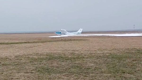 Cessna 172RG včera přistála nouzově do pěny na letišti ve Slaném