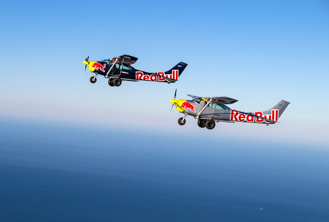 Federální úřad uzemnil piloty projektu Red Bull Plane Swap