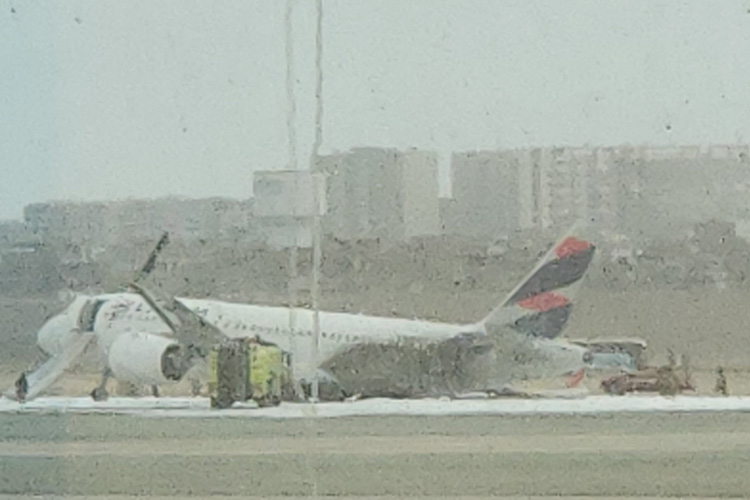 Airbus se při vzletu v Limě srazil s hasiči, piloti byli zatčeni