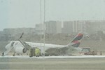 Airbus se při vzletu v Limě srazil s hasiči, piloti byli zatčeni