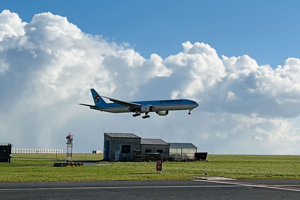 Přílet Boeingu 777 Korean Air zahájil obnovenou pravidelnou linku do Soulu