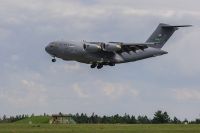 V Čáslavi přistála C-17 amerického letectva. Předtím několikrát kroužila nad Prahou