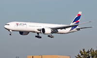 Nešťastný den pro Boeing 777 LATAM: dva stavy nouze, jeden zemřelý cestující