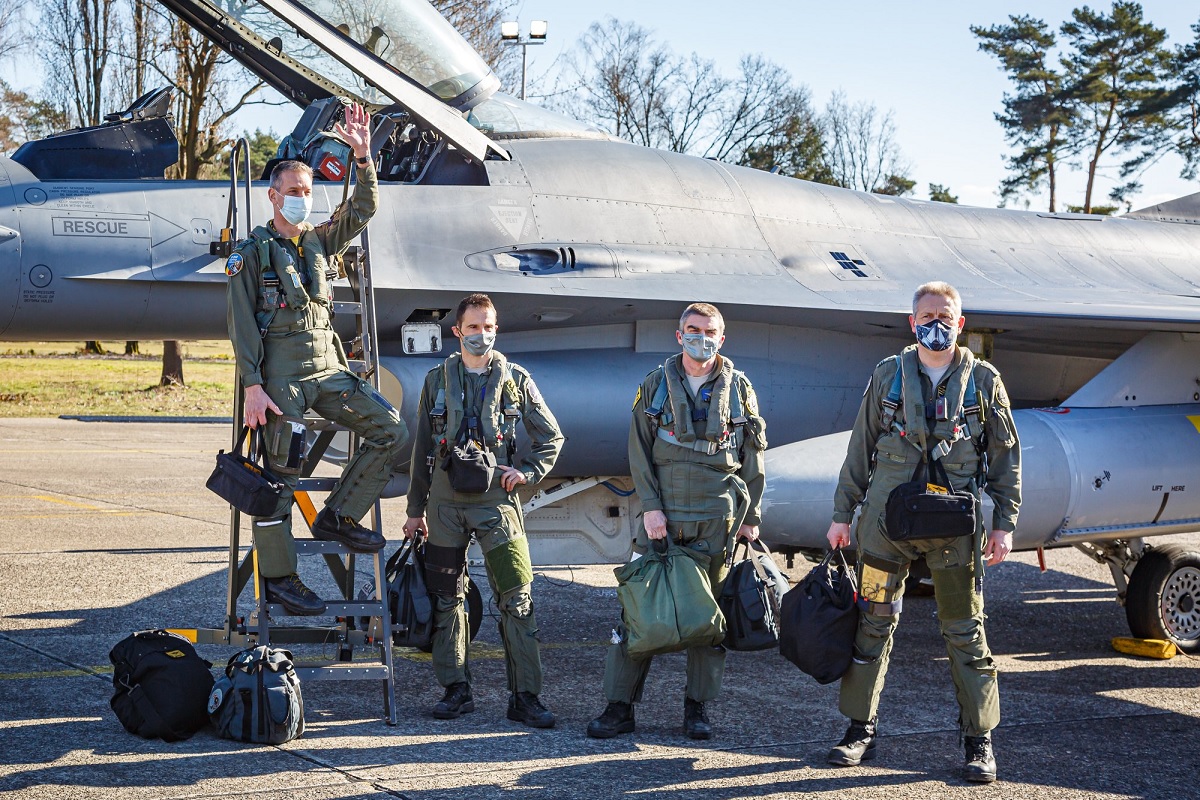 Piloti z několika zemí se budou podílet na výcviku ukrajinských kolegů, na fotce jsou belgičtí piloti.