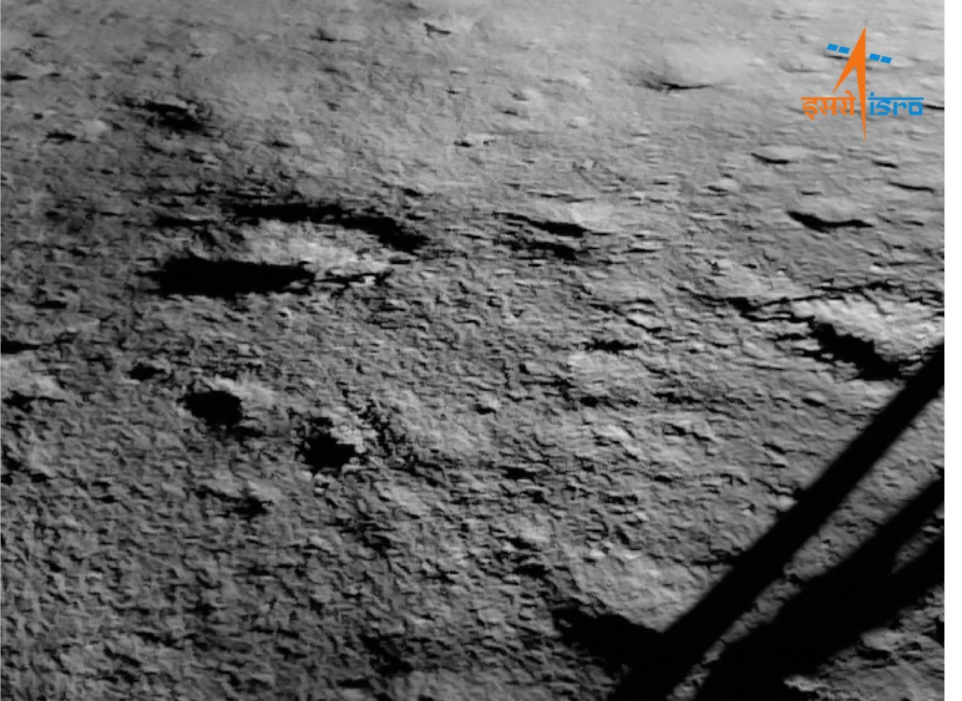 Místo přistání sondy Čandrájan-3 u kráteru Manzinus. Snímek ukazuje část přistávací nohy a její doprovodný stín 