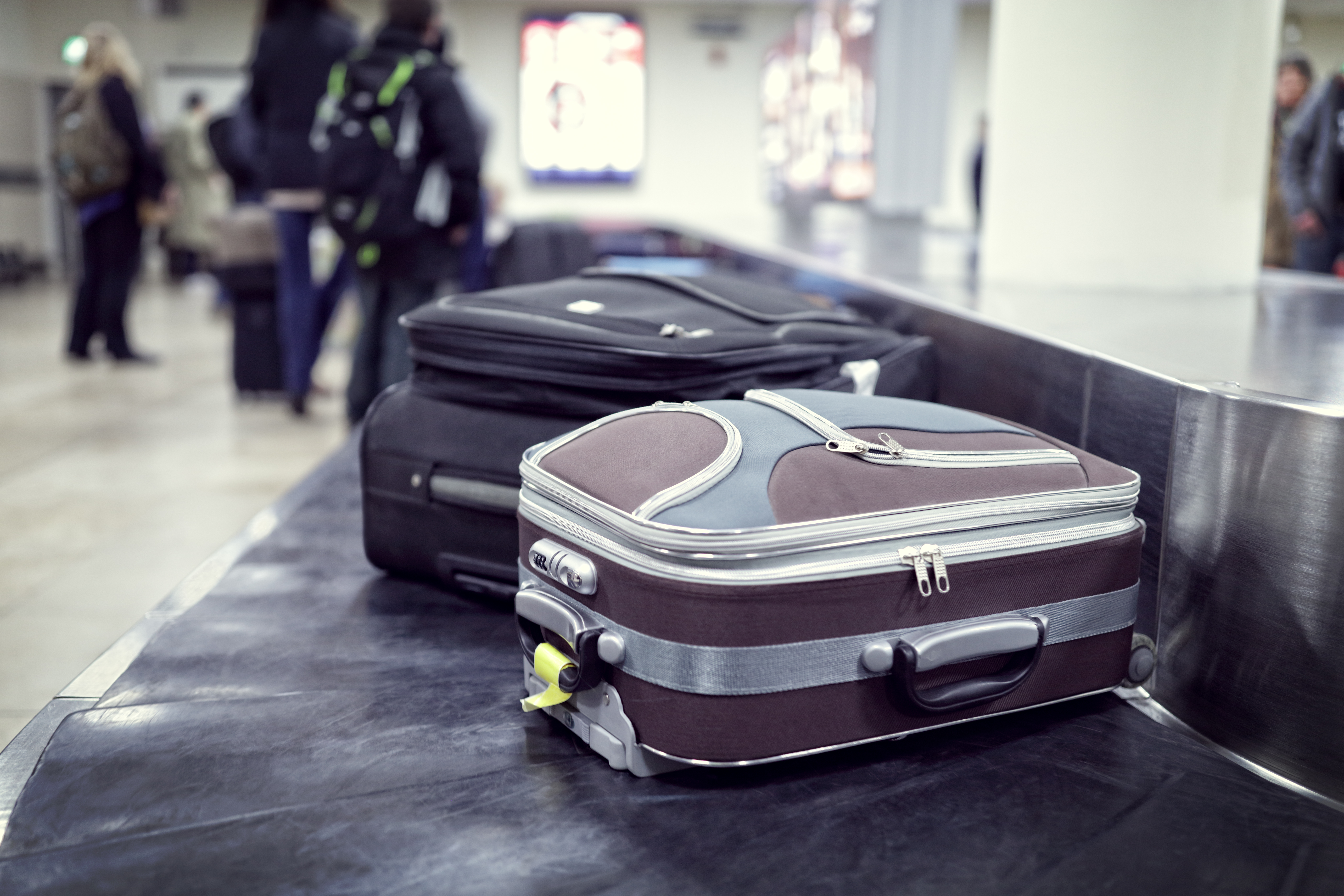 Muž cestoval z Paříže do Atén, na letišti mu dali značně poničené zavazadlo
