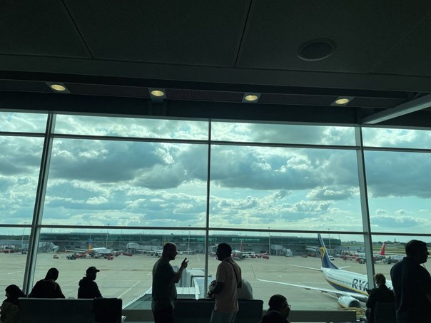 Obrázek zachycuje cestující, kteří 28. srpna uvízli na londýnském letišti Stansted