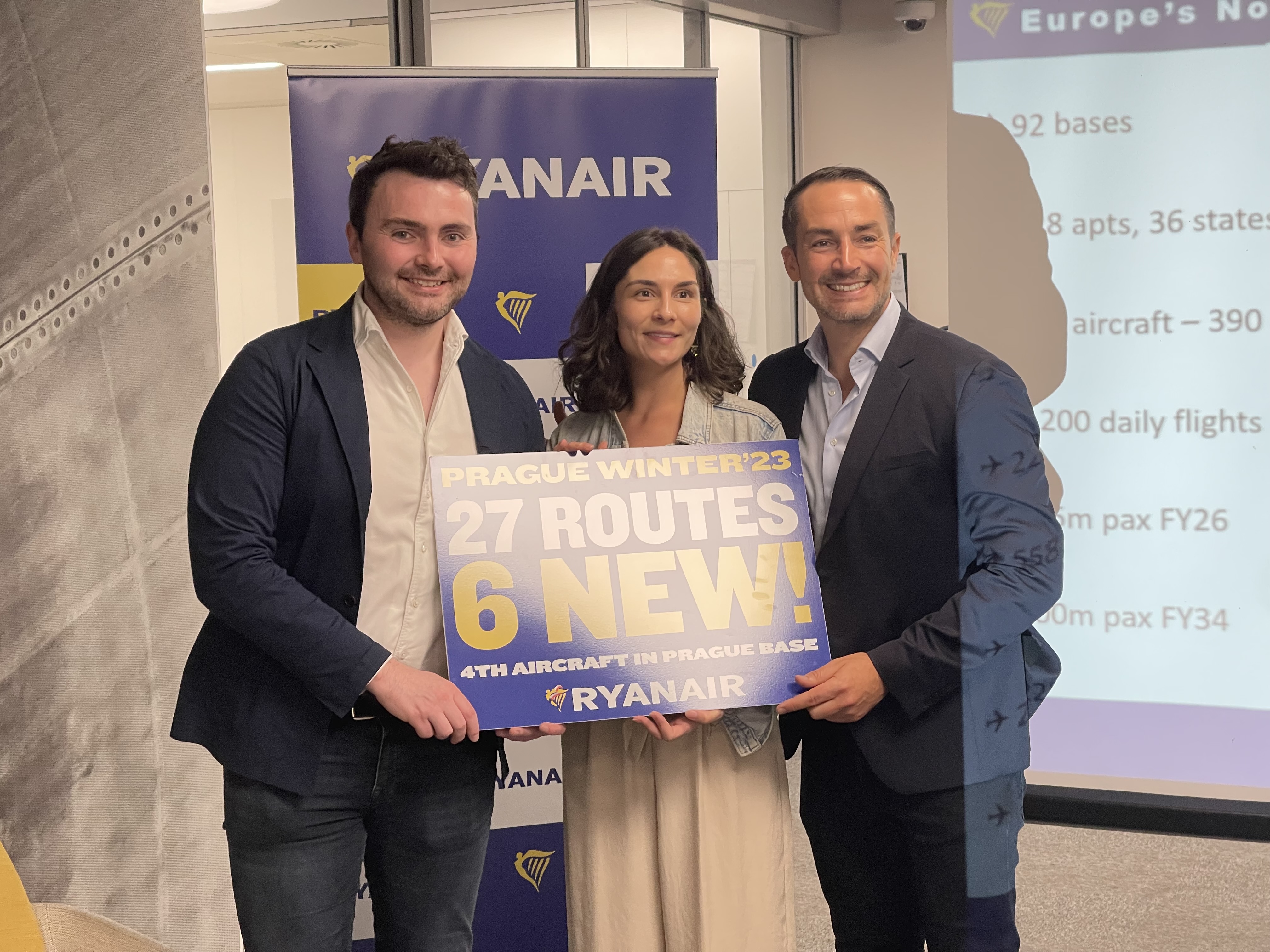 Zástupci společnosti Ryanair: vlevo Ray Kelliher, šéf plánování linek, uprostřed Alicja Wojcik-Golebiowská, manažerka pro Střední Evropu a Balkán a vpravo Jason McGuiness, obchodní ředitel spoelčnosti 