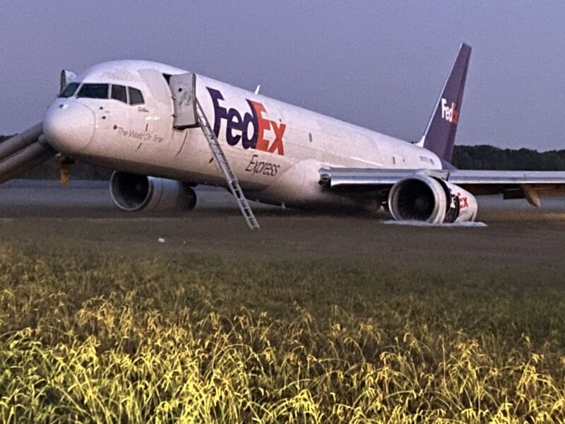 Boeing 757-200 společnosti FedEx po přistání bez vytaženého podvozku. Poničeny byly kromě spodku letadla také motory. Další závady jsou vyhodnocovány.