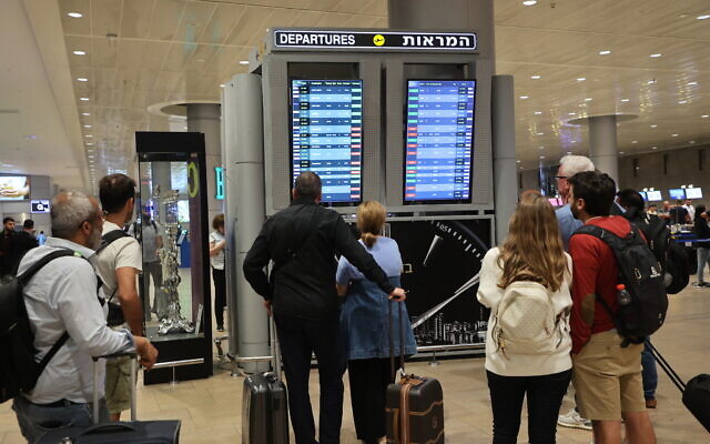 Cestující vyčkávají na největším izraelské letišti Bena Guriona v Tel Avivu
