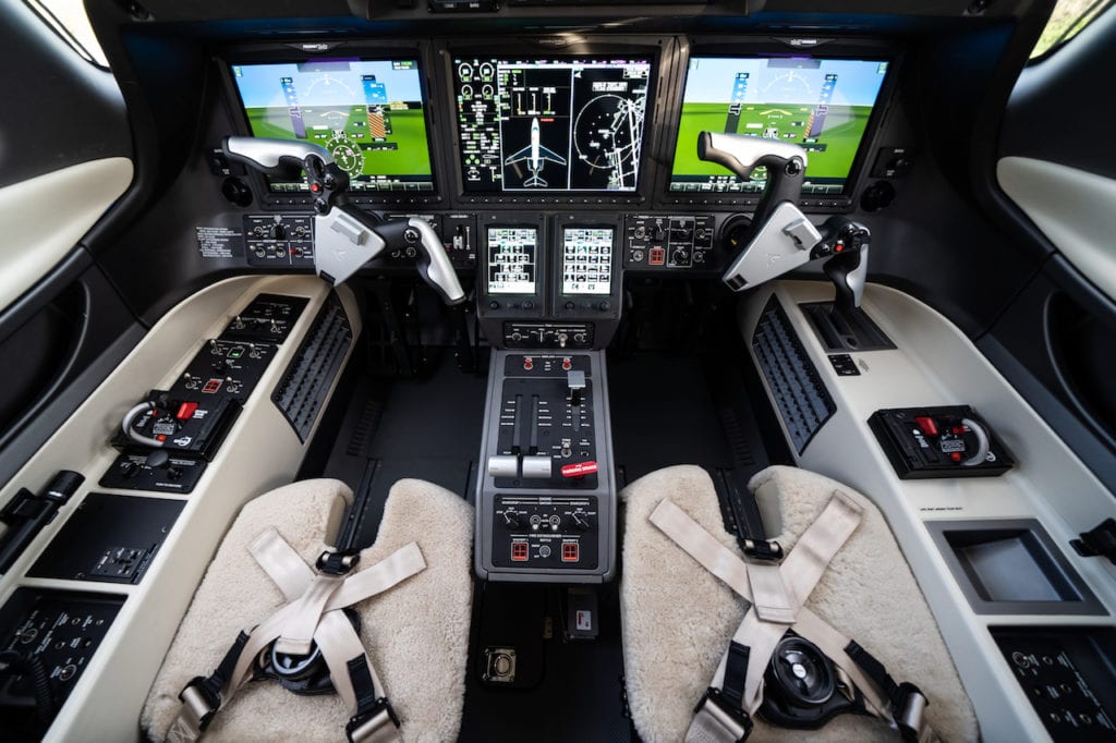 Moderní cockpit Embraeru 300E