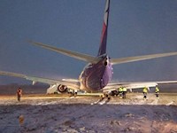 Ruský Boeing 737 vyjel po přistání z dráhy. Cestující čekali přes dvě hodiny na evakuaci. 